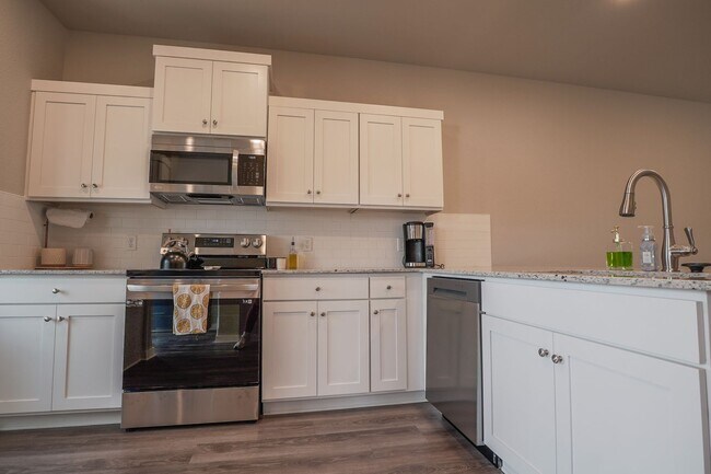 Building Photo - 2 bedroom 2.5 bath