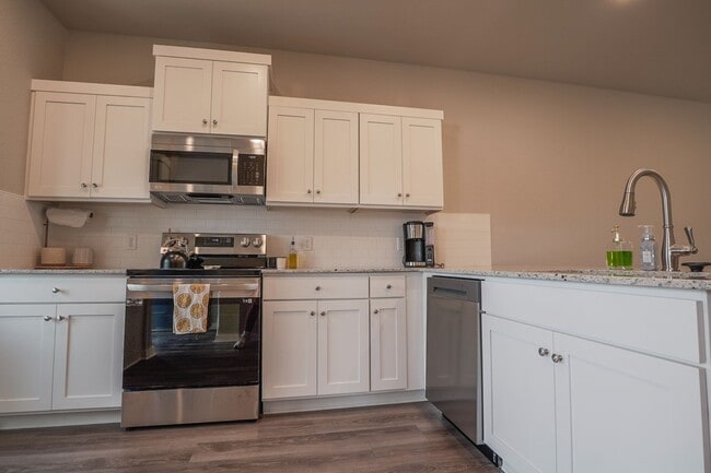 Building Photo - 2 bedroom 2.5 bath home