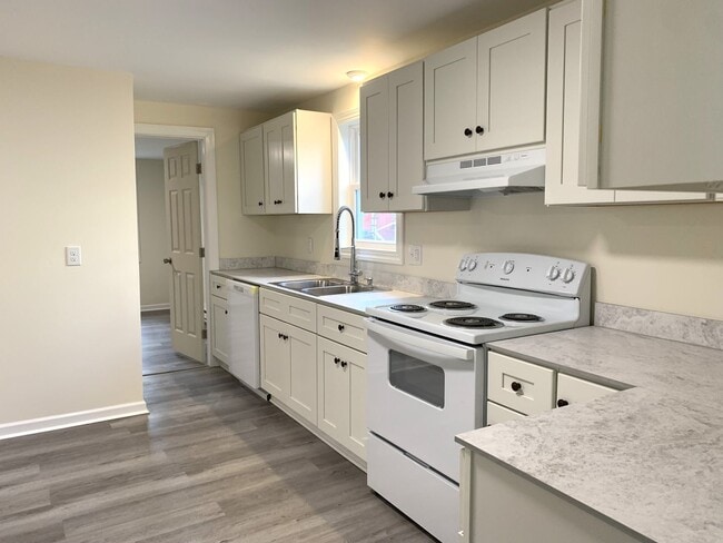 Building Photo - Newly renovated 4 bed/2.5 bath single fami...
