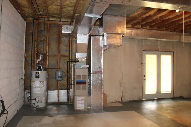 Building Photo - 2 Bedroom Townhome with Attached Garage