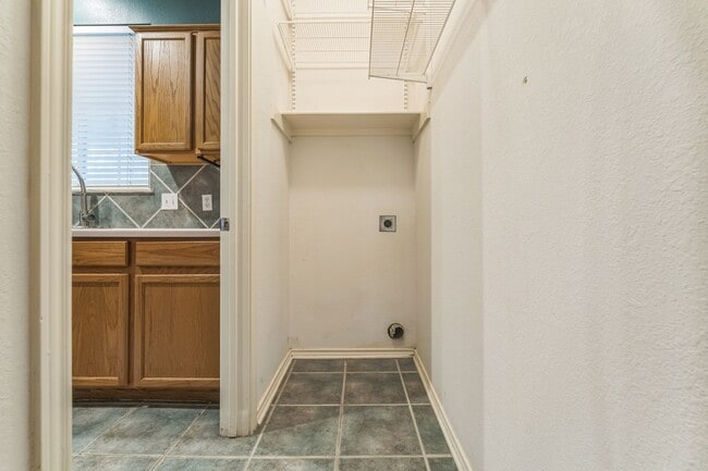 Building Photo - Charming 2-bedroom