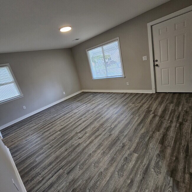 Building Photo - 2 bed, 1 bath renovated ranch. Kitchen has new cabinets, granite counters. All appliances, remode...