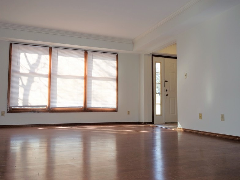 Living Room - 2909 S Sare Rd