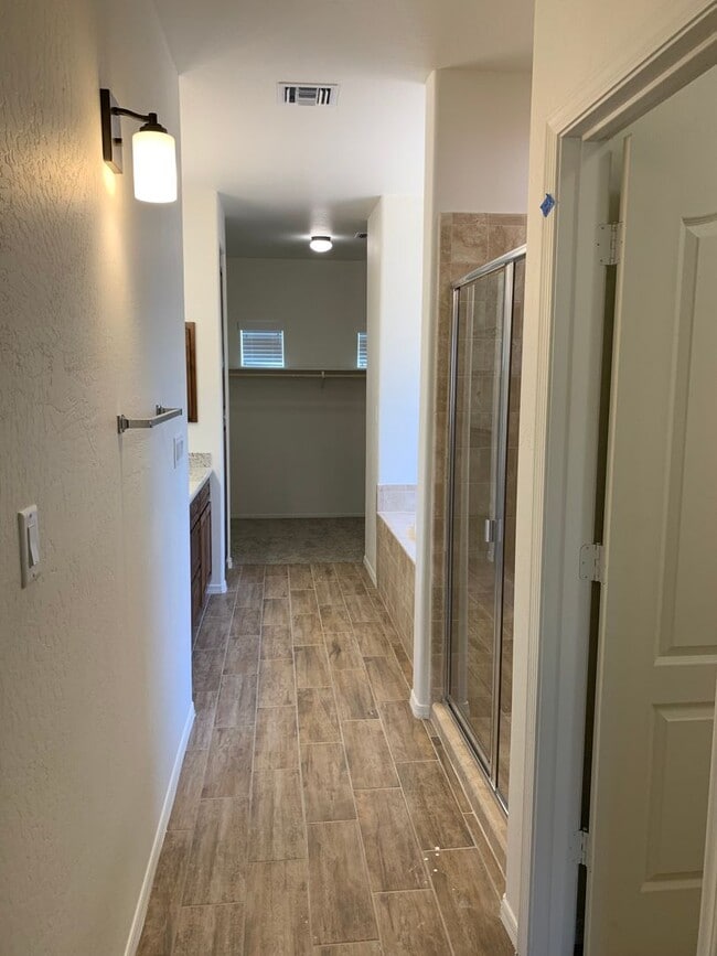 Building Photo - NEWER 4 BEDROOM HOME IN PARK WEST!