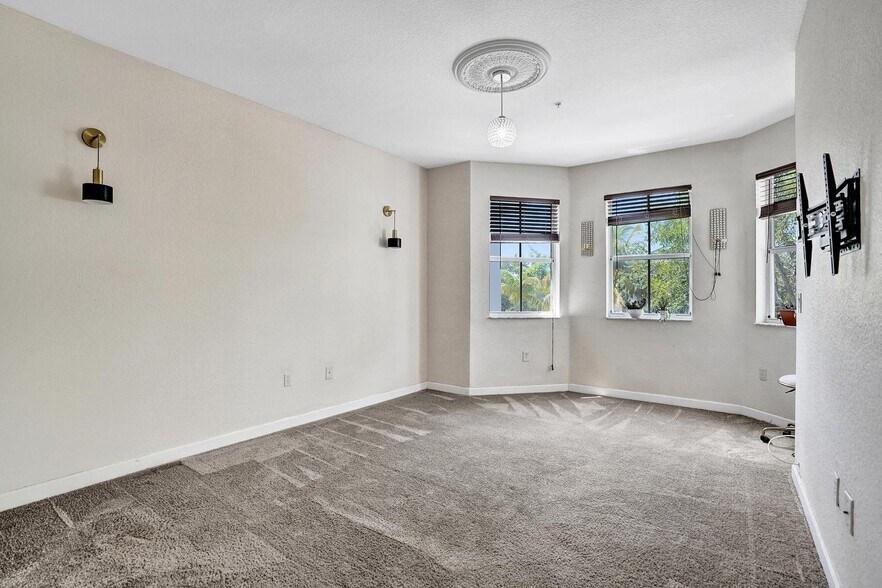 Building Photo - 3911 Shoma Dr