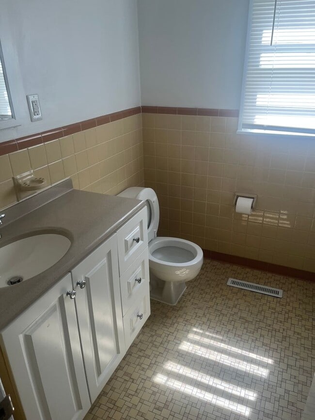 Building Photo - Duplex in Auburn