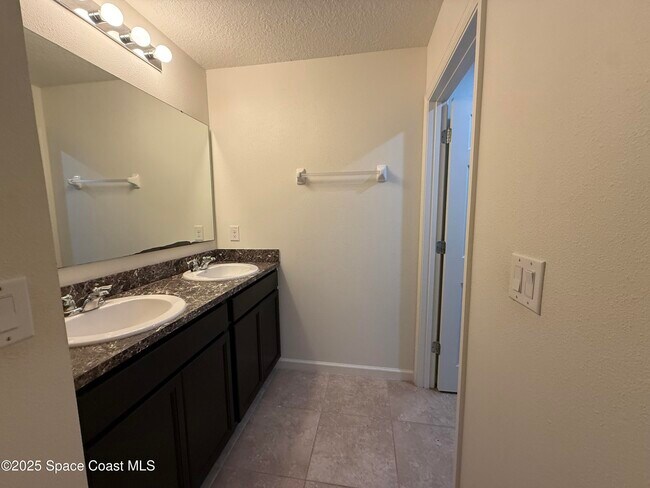 Building Photo - 137 Sutherland Dr SW