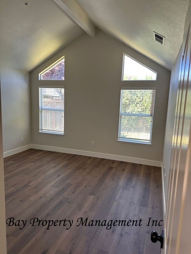 Building Photo - Nicely Updated 3 bedroom, 2 bath Home in t...