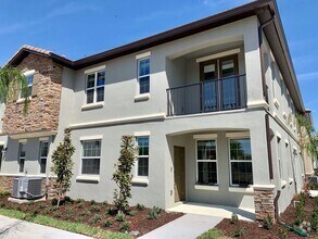 Building Photo - Incredible 5 Bedroom, 3 Bath Town home wit...