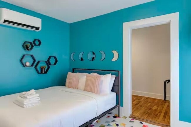 Building Photo - 2030 Young Ave