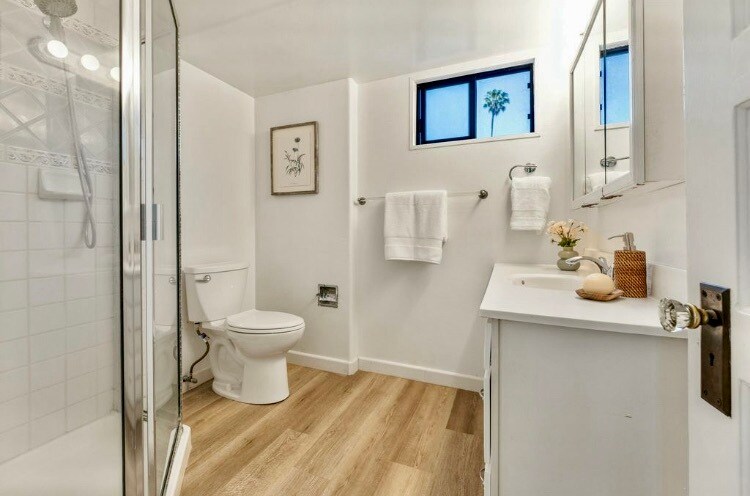 Restroom - 2306 Cliff Dr