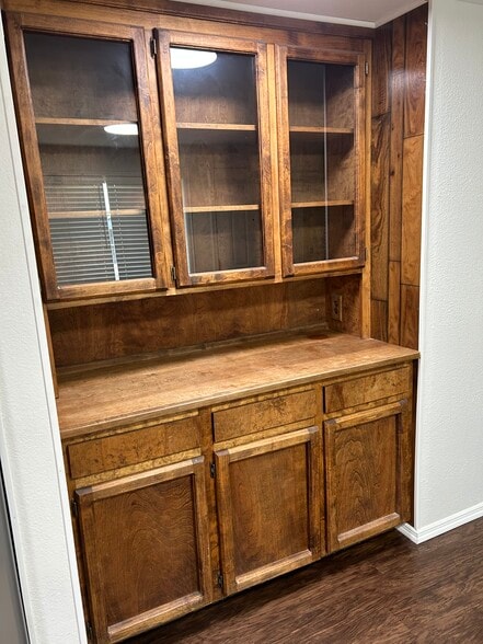 Hutch in dining area - 719 W Loop Dr