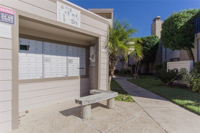 Building Photo - 7030 N Holiday Dr