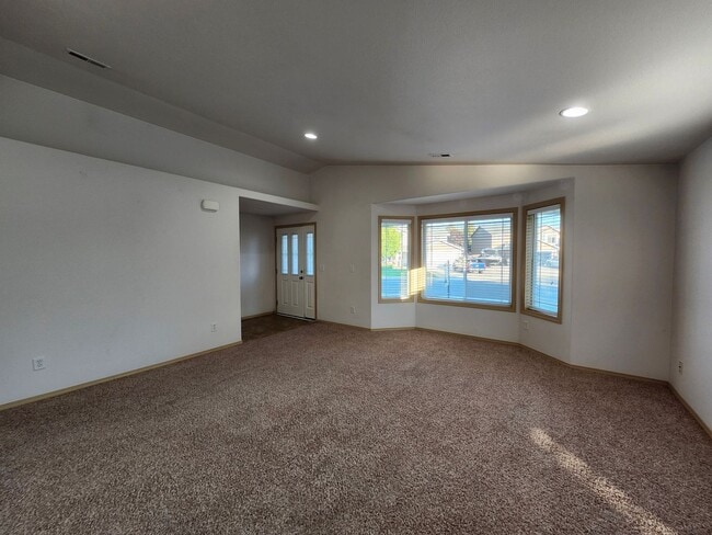 Building Photo - Spacious 3 bedroom/2 bath on Cul-de-Sac, 3...