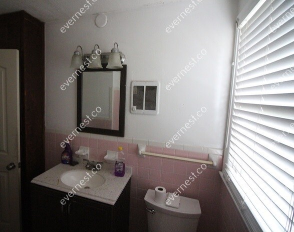 Building Photo - 3 bed / 1 bath
