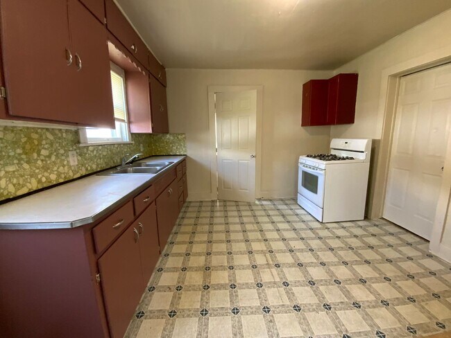 Building Photo - 3-Bedroom, 1-Bathroom Home – $950/Month - MISHAWAKA