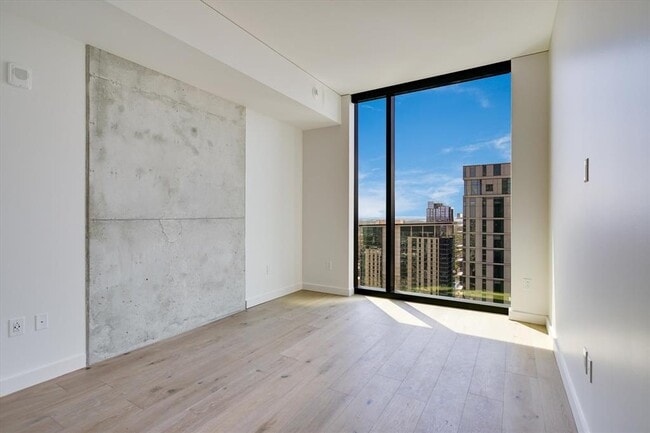 Building Photo - 610 Davis St