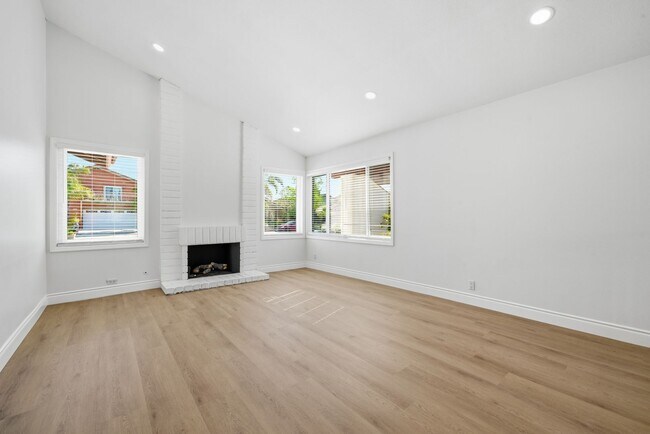 Building Photo - Beautifully Updated Huntington Beach 3 Bedroom / 2 Bathroom Home