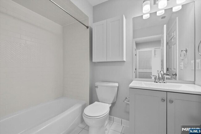 Building Photo - 372 Cambridge Dr