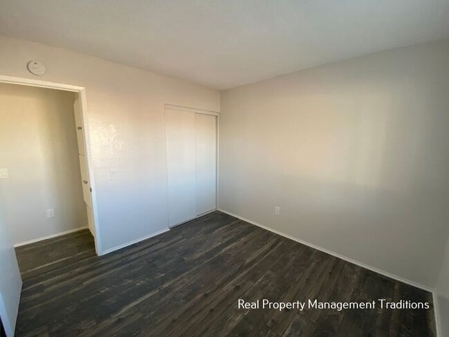 Building Photo - Lake Los Angeles 3 + 2 with HUGE yard!