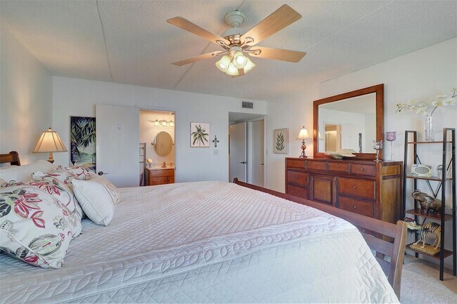 Building Photo - 868 Bayway Blvd