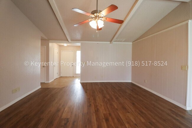 Building Photo - Beautifully Updated Home in Prime East Tulsa Location