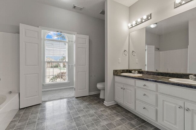 Building Photo - Nice 3 Bed 2 Bath Home! Available Now!