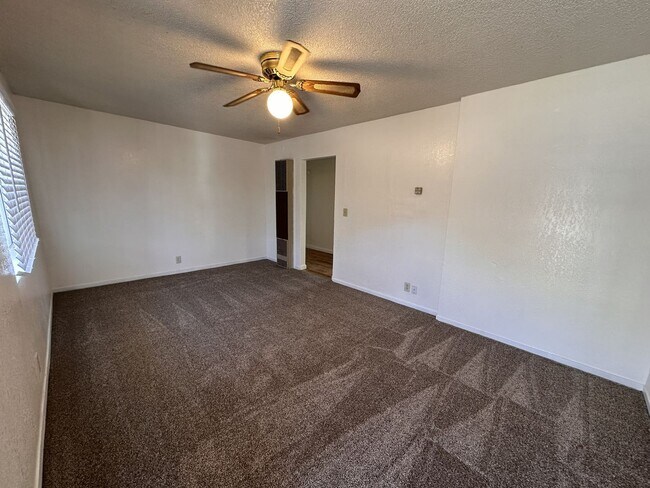 Building Photo - 2 bed, 1 bath Upstairs Apartment