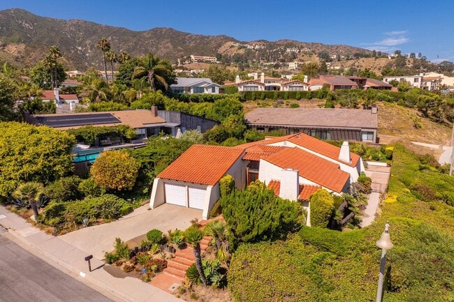 Building Photo - 3636 Malibu Country Dr