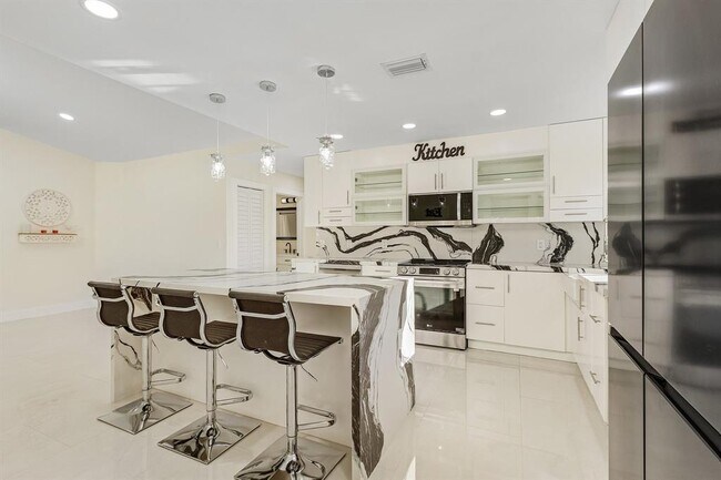 Building Photo - 2320 SW 21st St