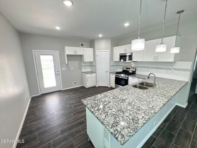 Building Photo - 13852 Paseo Alegre Ave