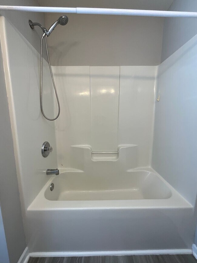 Building Photo - Half Off First Month's rent if you move in by July 31st, Spacious & Elegant 4 BR / 2.5 BA High Po...