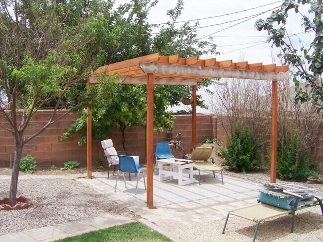 Building Photo - Beautiful 4 Bdrm/2.25 Bath Home With Split Bdrms.