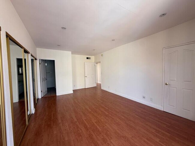 Building Photo - Sherman Oaks Townhome