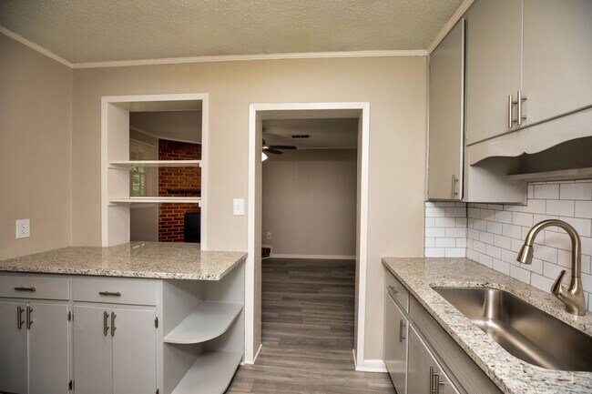 Building Photo - ** 3 bed 2 bath located in Forrest Hills ** Call 334-366-9198 to schedule a self showing ½ off th...