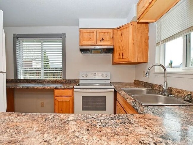 Building Photo - 2 bed 1 bath in Golden Valley - AVAILABLE 6/1!