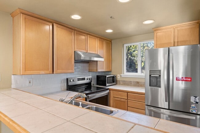 Building Photo - Well-appointed 3-Bedroom Townhome Near Downtown Kenmore & Bothell