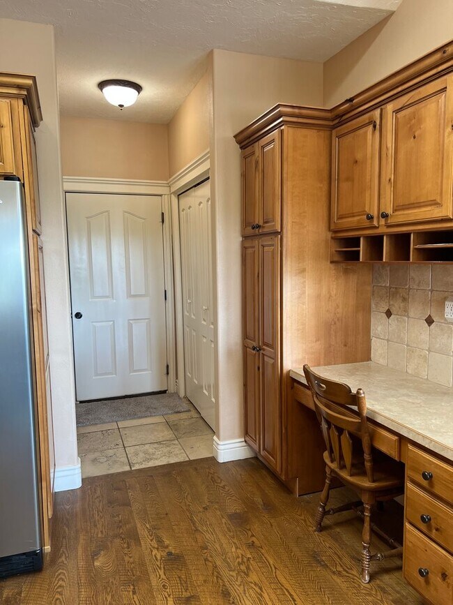 Building Photo - Stunning 5 bed 3.5 bath twin-home on the R...
