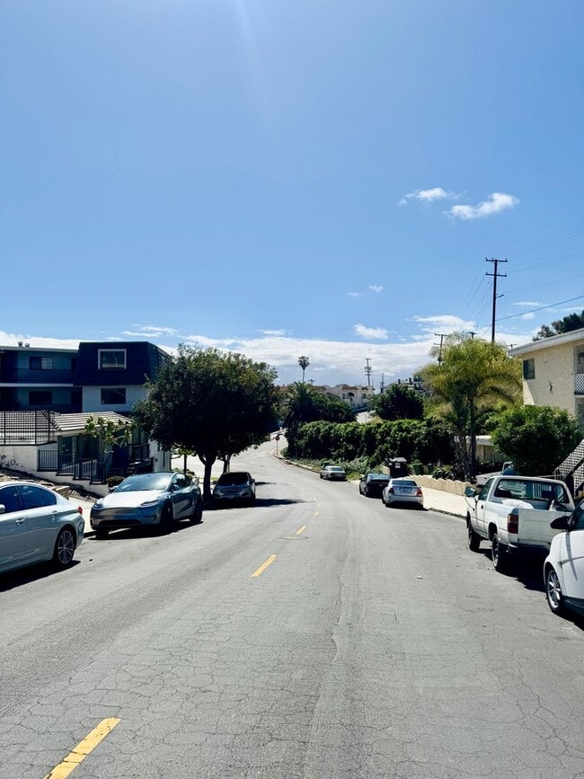 Interior Photo - MOVE IN SPECIAL!!! $100 OFF THE RENT FOR THE 1ST 4 MONTHS!  SPACIOUS 2 BEDROOM / 1 BATHROOM.LARGE...