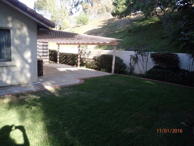 Building Photo - 4 Bedroom, 2.5 Bath House w/2 Garages on 1...