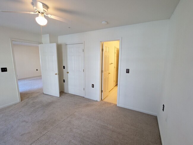 Building Photo - Beautifully maintained ground level condo in Germantown ready by mid April!