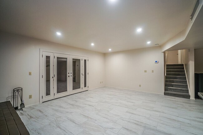 Building Photo - Exceptional 6-Bedroom Residence Near ASU with Garage & Modern Conveniences