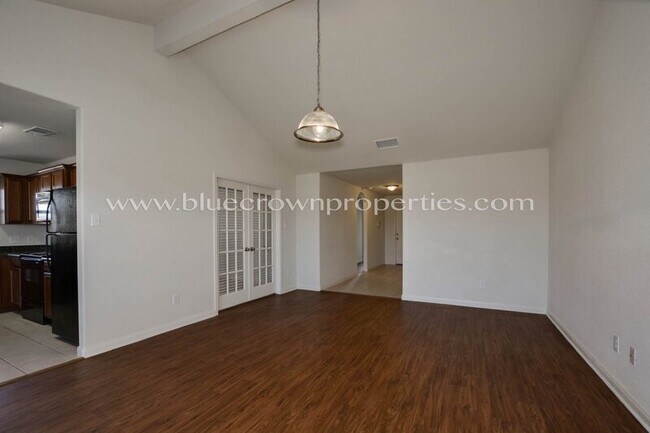 Building Photo - 2221 Meadow Dr
