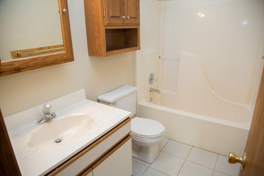 Upstairs bathroom - 2079 Hummingbird Dr