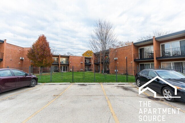 Building Photo - 6151 W Thorndale Ave