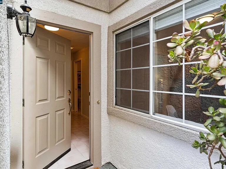 Front entrance - 33 Maximo Ct