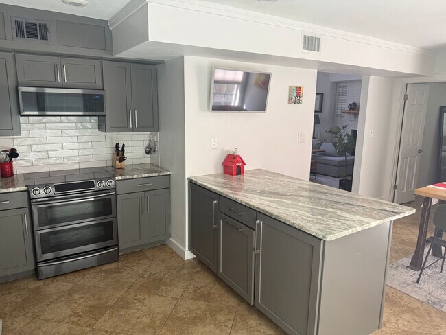 Building Photo - Stunning Updated 3 Bedroom in Fort Walton Beach!