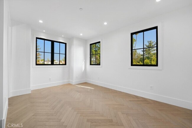 Building Photo - 4539 Longridge Ave
