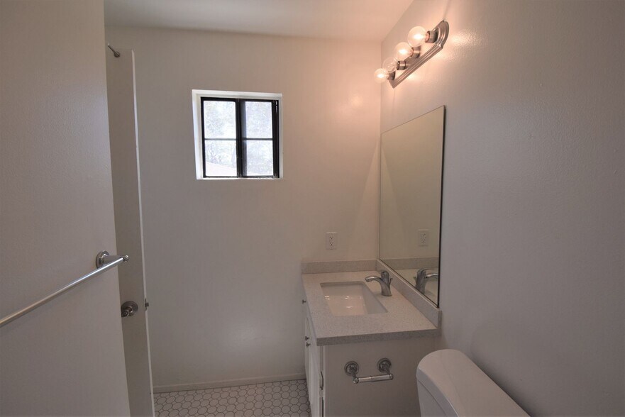 Building Photo - 24822 Walnut St