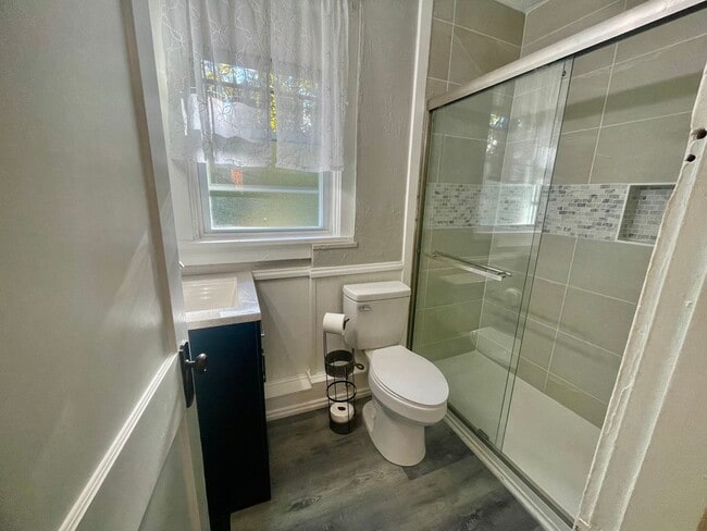 Building Photo - 3 Bedroom 1.5 Bath in Dormont! Off Street Parking!